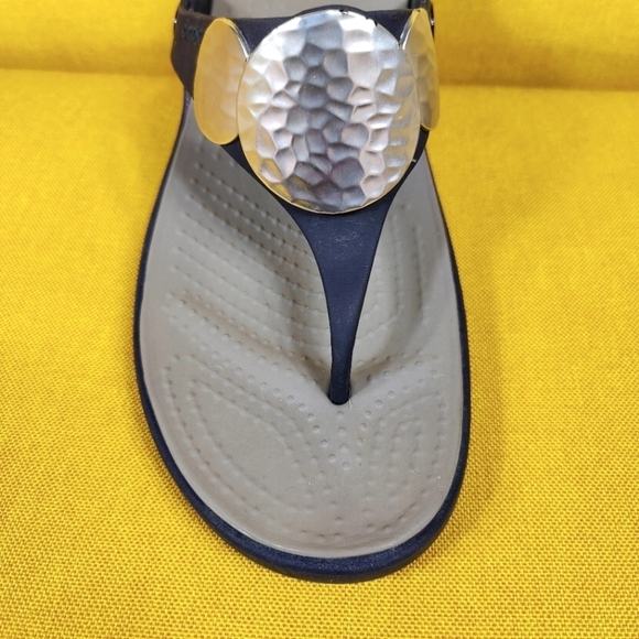 CROCS Sanrah Silver Hammered Medallion Navy Wedge Thong FlipFlop Sandal Women 10 - Picture 4 of 9